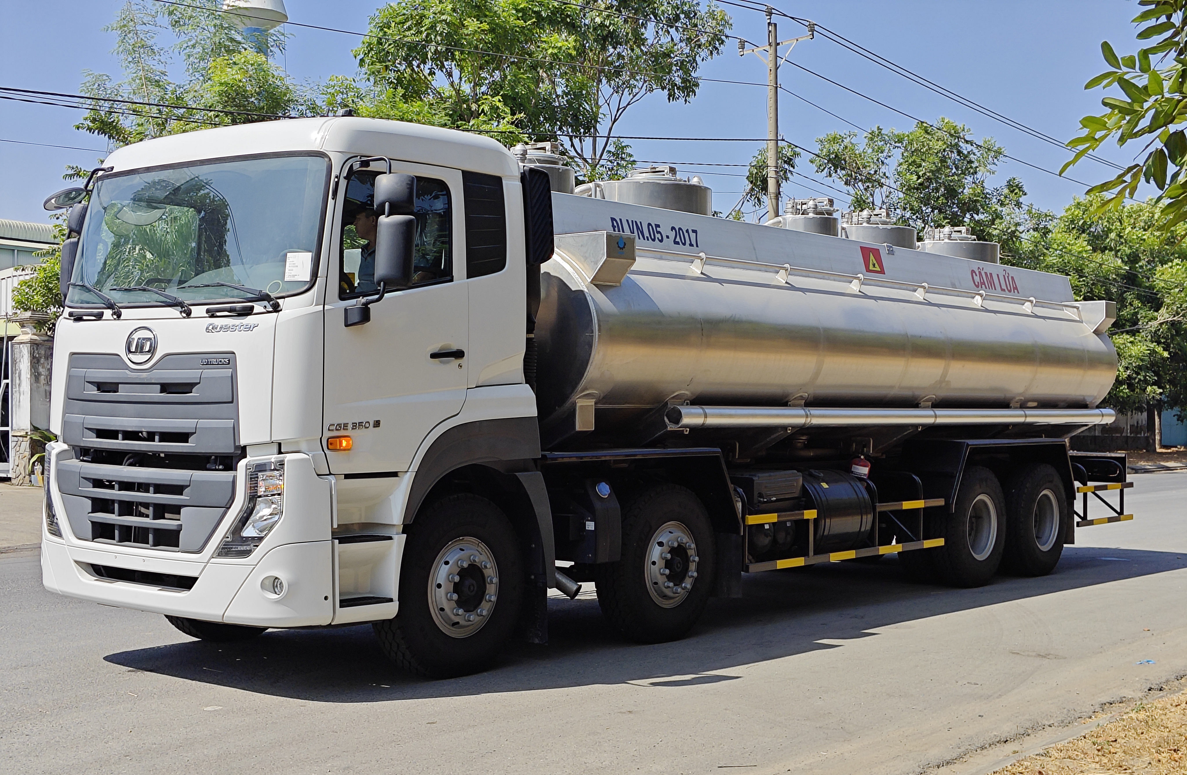 XE TẢI UD 4 CHÂN CGE 350 BỒN XĂNG DẦU